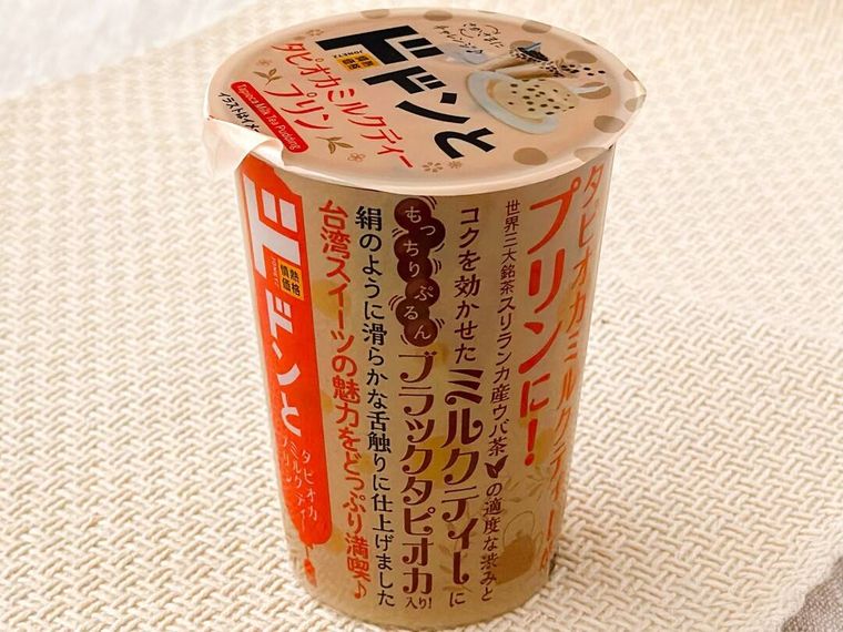 テーブルに置かれたドドンとタピオカミルクティープリンのパッケージ
