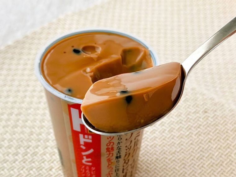 ドドンとタピオカミルクティープリンのパッケージと中身の様子