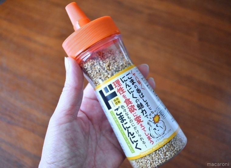 ごまにんにくを手で持っている