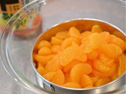 皿に移した大粒みかんみかんジュース入り2号缶