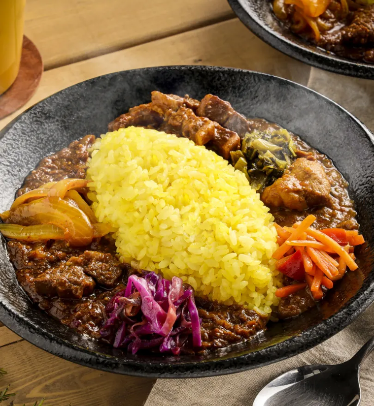 魯珈監修 ろかプレート 牛と鶏のあいがけスパイスカレーのイメージ