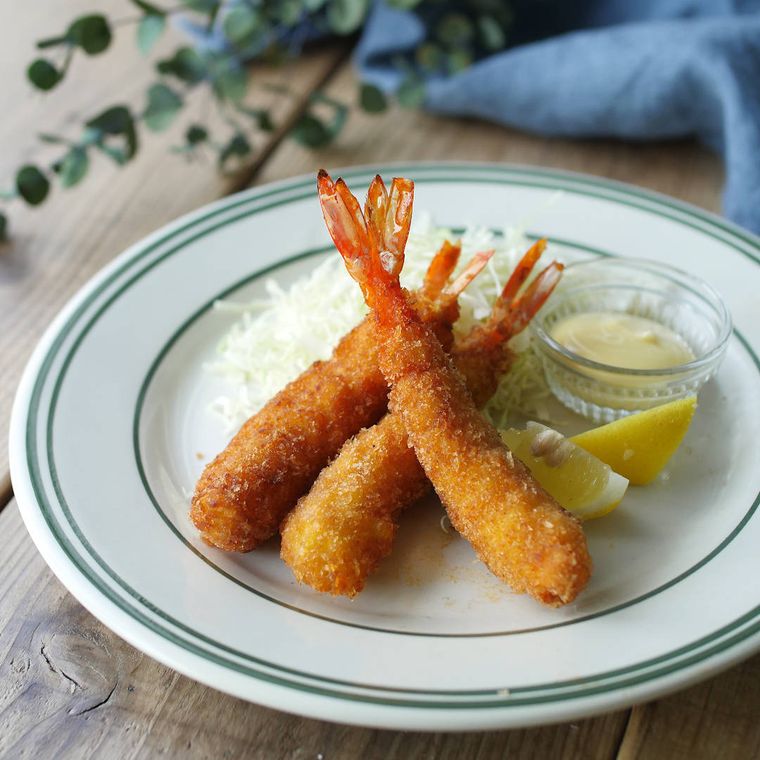 皿に盛られたエビフライ