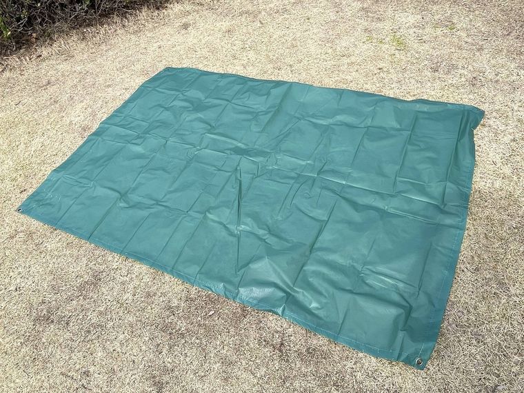 芝生の上に広げたレジャーシートカバー