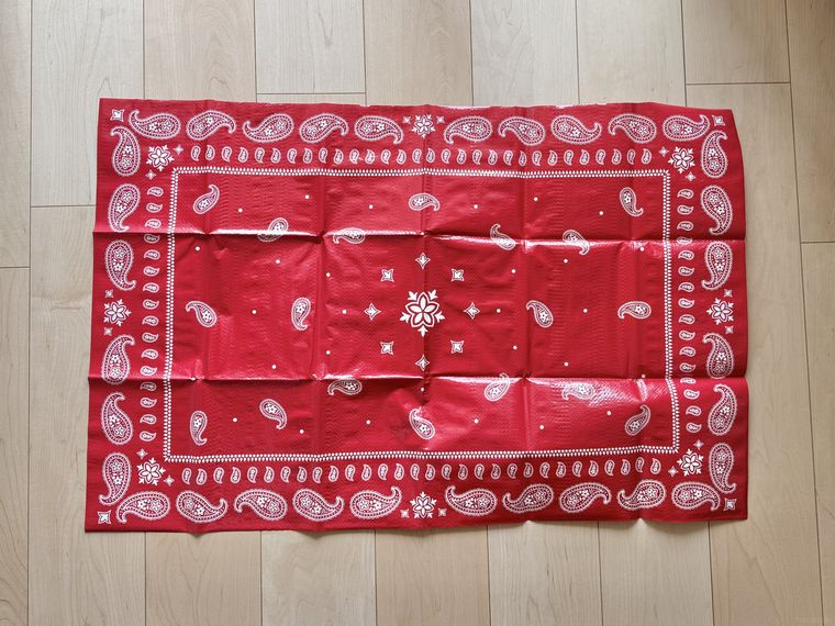 キャンドゥレジャーシートバンダナ柄を広げた様子