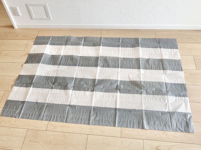 レジャーシート モノクロストライプを広げた様子