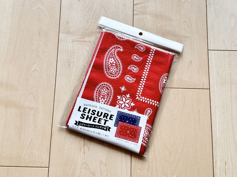 キャンドゥレジャーシートバンダナ柄のパッケージ