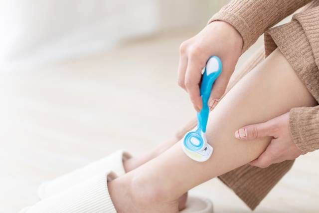 カミソリを使用している様子