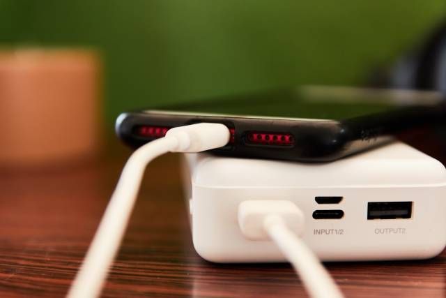 携帯にバッテリーがささっている様子