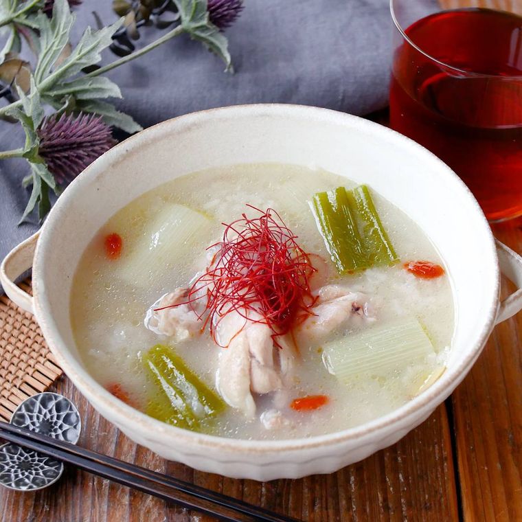 白いスープカップに盛りつけた鶏手羽元のサムゲタン