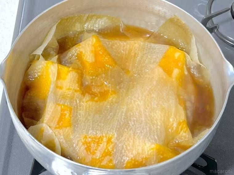 キッチンペーパーで落とし蓋の代用をしている鍋