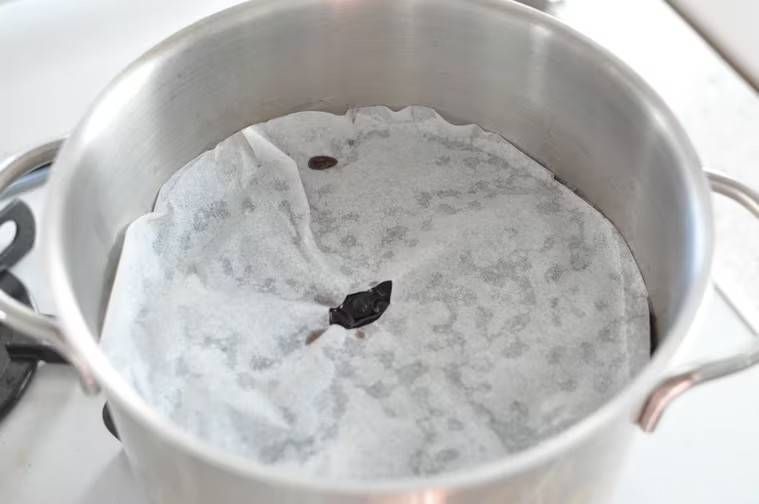 クッキングシートを落とし蓋の代用にしている鍋の中