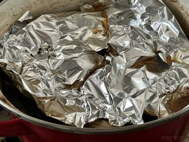 アルミホイルで落とし蓋をしている鍋