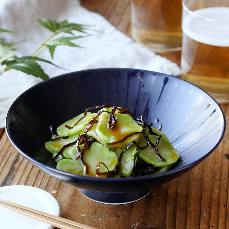 藍色の器に盛り付けたブロッコリーの茎のザーサイ風