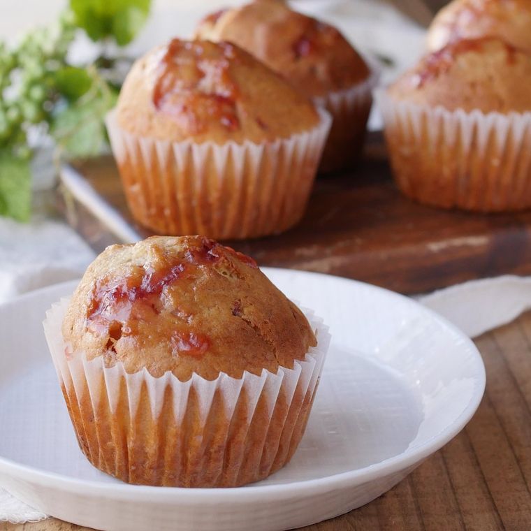 白い器にのったいちごみるくマフィン