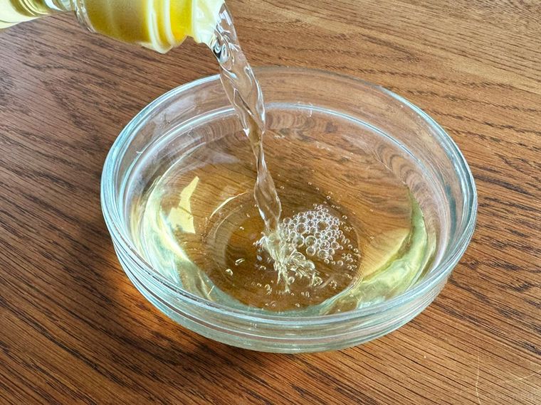 透明な皿に注がれているお酢