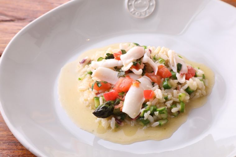 皿に盛られたヤリイカのリゾット