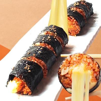 チーズキンパを箸で持ち上げている