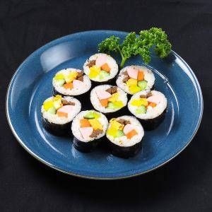 皿に盛られたキンパ