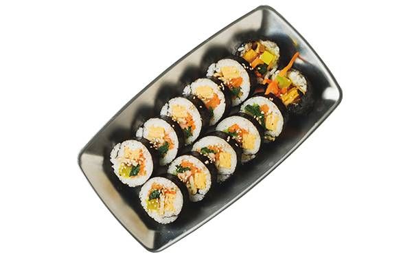 皿に盛られたキンパ