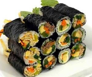 皿に盛られたキンパ