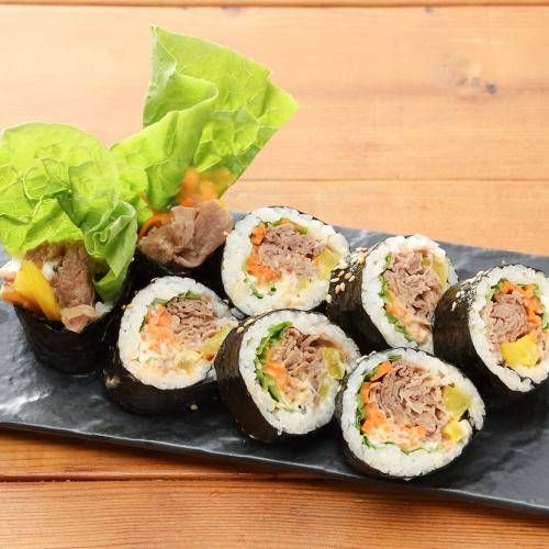 皿に盛られたキンパ