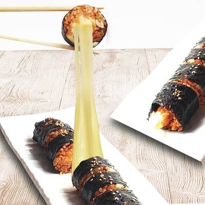 チーズキンパを箸で持ち上げている