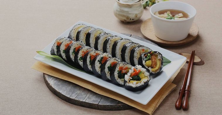 皿に盛られたキンパ