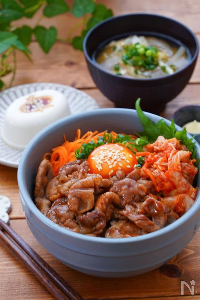 キムチがのったビビンバ豚丼