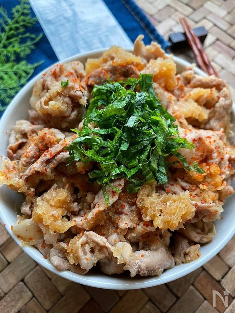 大葉がトッピングされたさっぱりおろし豚丼