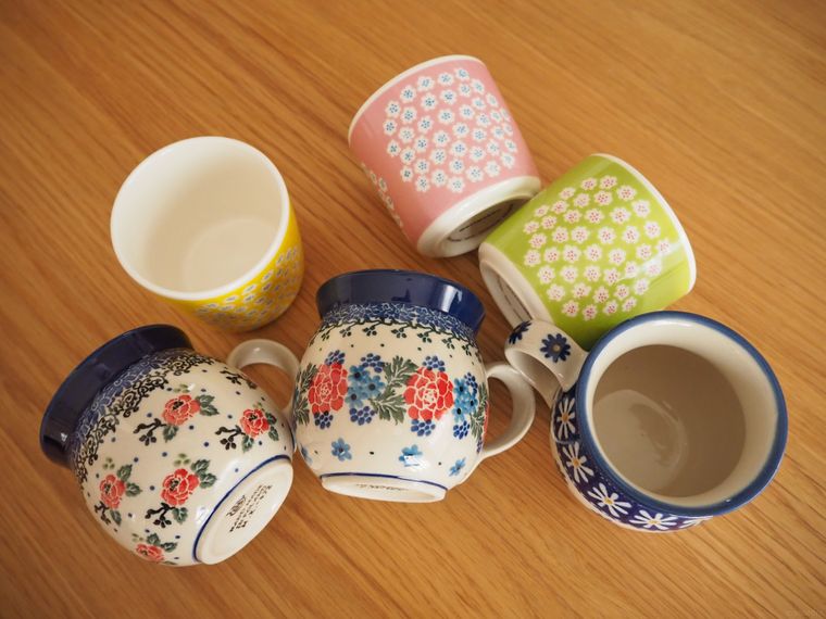 机の上にマグカップが並んでいる