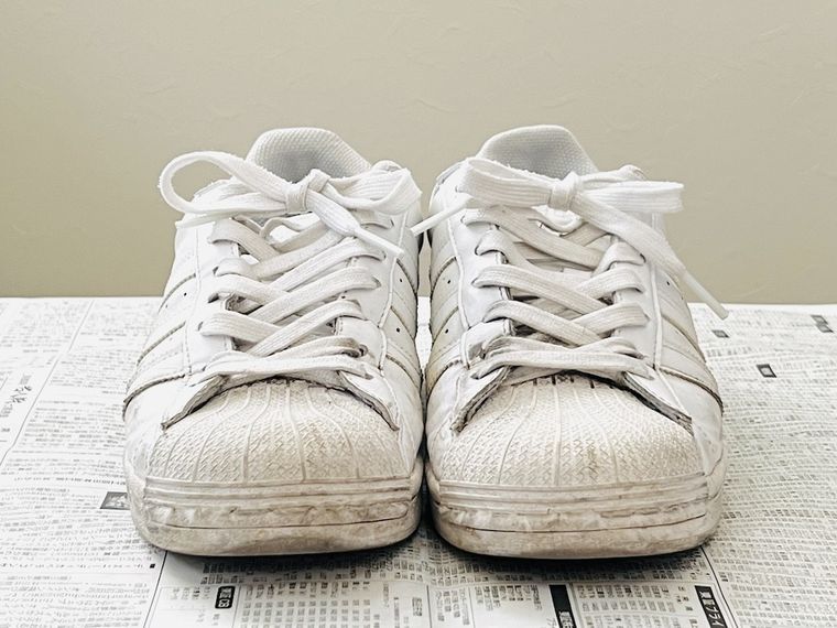 汚れたスニーカー