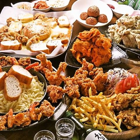 チーズボールやフライドチキンなどの韓国料理が並んでいる