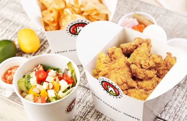 フライドチキンとサラダが置かれている