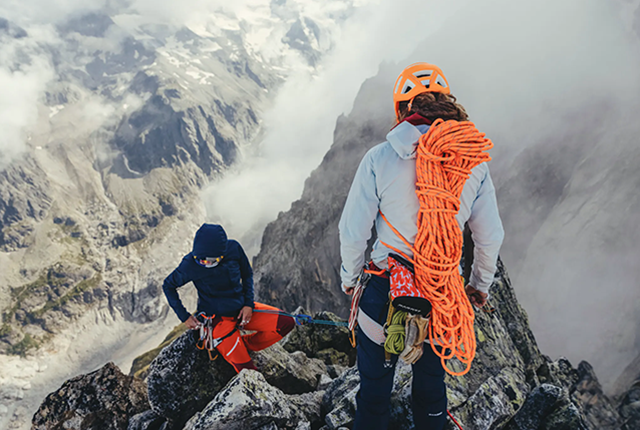 登山をしている男女