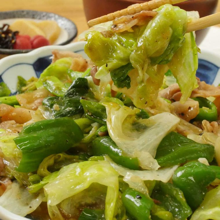 陶器に盛り付けた回鍋肉