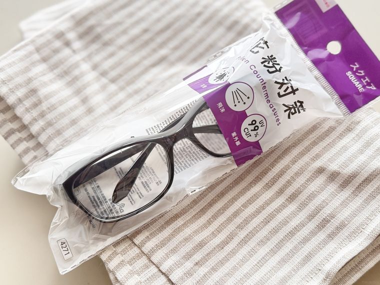 ダイソー花粉メガネ大人用、スクエア、ブラックのパッケージ