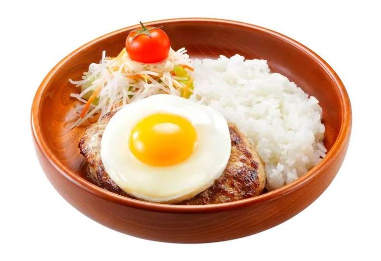 木製ディッシュに目玉焼きハンバーグとライスが盛られている