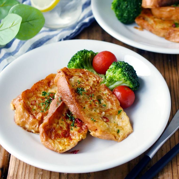 白い皿に入った、ブロッコリーやミニトマトとフレンチトースト