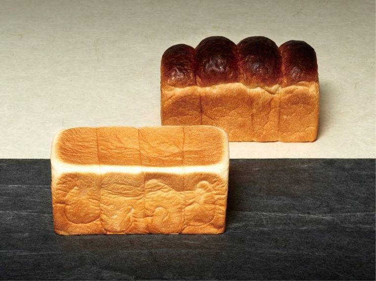 角食パンと山型食パンが1本ずつ並んでいる