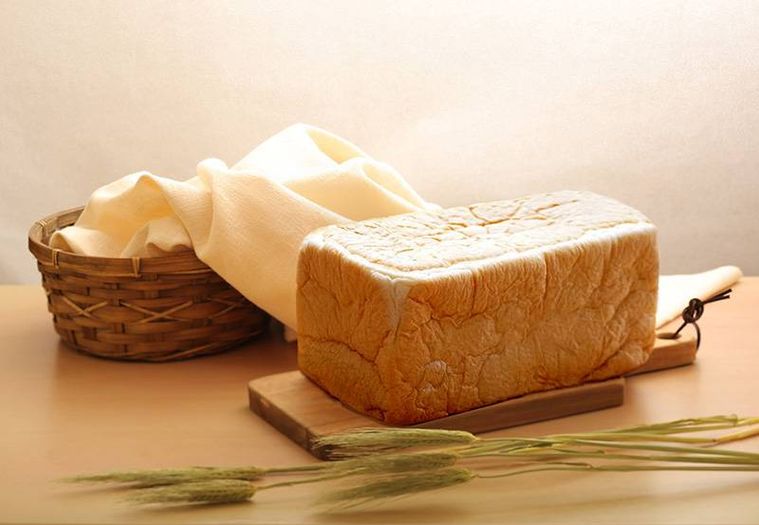 カッティングボードの上に食パンが1本置かれている