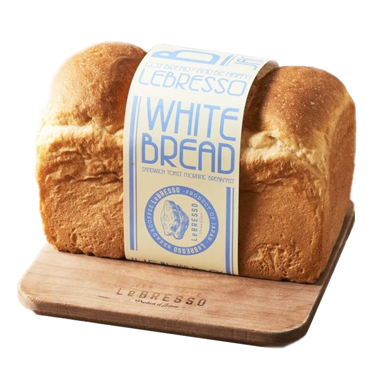 カッティングボードの上に山型食パンが1本置かれている