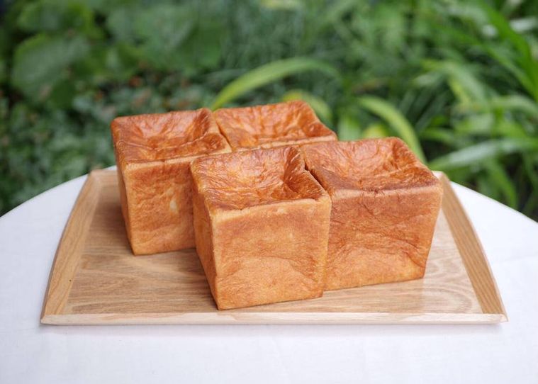 お盆の上にキューブ型の食パンが4個並んでいる