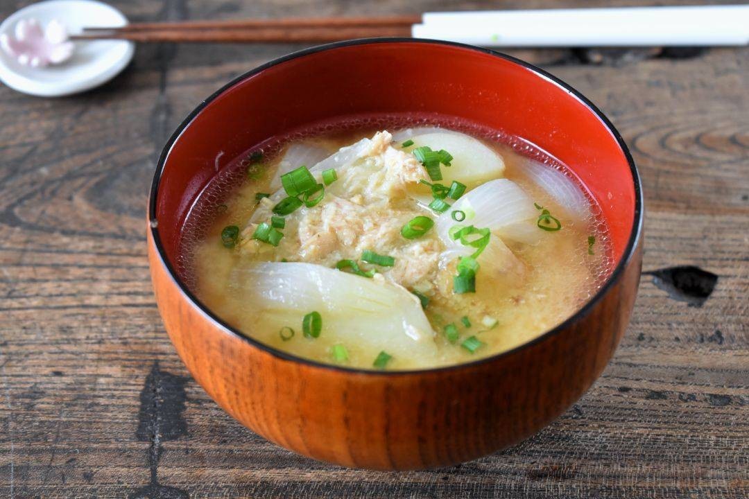 出汁いらず「ツナ味噌汁」レシピ。「豚汁に匹敵」「最高の隠し味」と