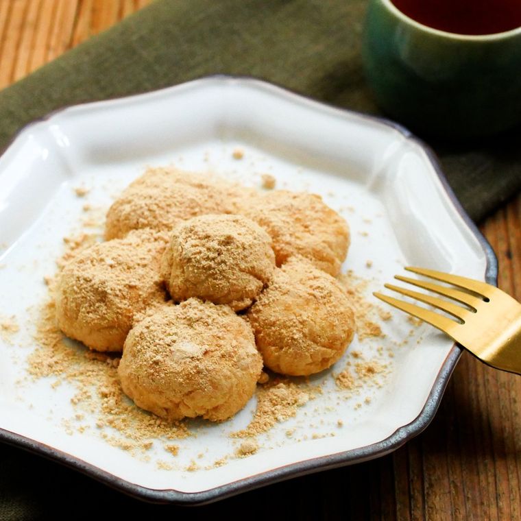 皿に盛られたきな粉団子