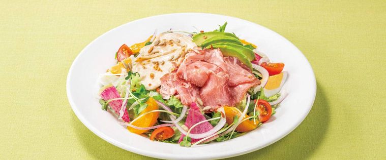 ローストポークやハーブ鶏が入ったサラダ