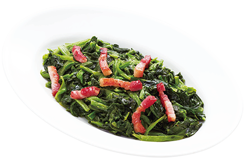 皿に盛られたほうれん草とベーコンのバターソテー