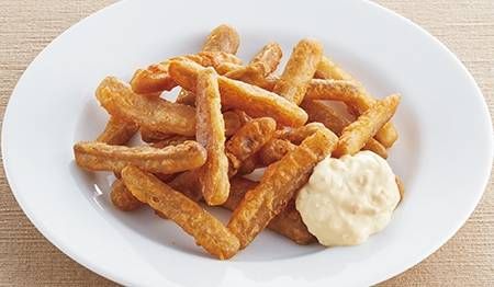 皿に盛られたごぼうの唐揚げ