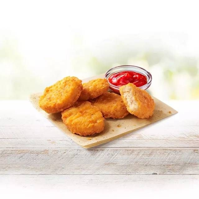 紙ナプキンの上にナゲットとケチャップが置かれている