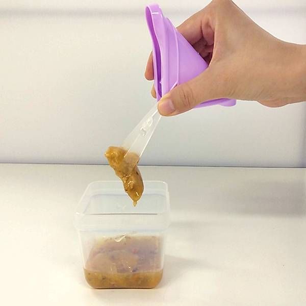 トングで食材をつかんでいる様子