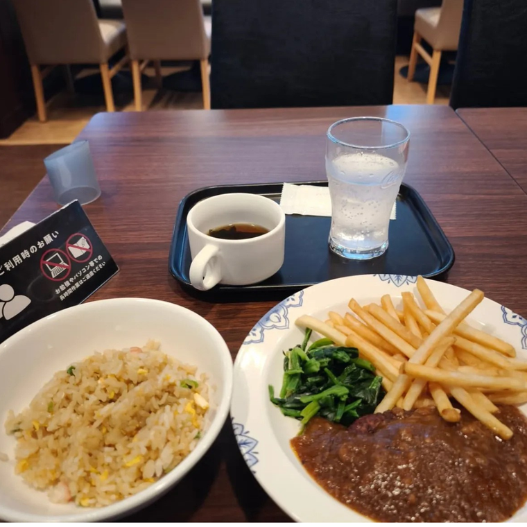 フライドポテトが添えられたハンバーグ麻婆ランチ